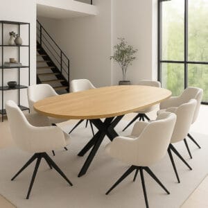 Moderne Deens ovale mangohouten eettafel van licht hout met zwarte matrixpoot en beige draaistoelen in een lichte, minimalistische woonkamer.