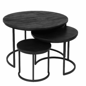 Set van drie zwarte ronde salontafels met metalen frame en houten blad.