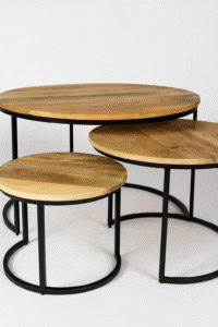 Zwarte ovale salontafelset met kruispoten en decoratieve vaas op het tafelblad.